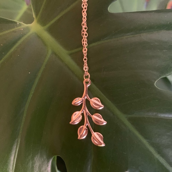 Dainty leaf necklace - Picture 3 of 3